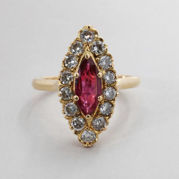 Bague Style Vintage - 1 rubis et 14 Diamants - Or Jaune 750-000