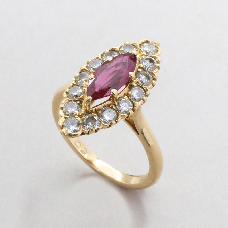 Bague Style Vintage - 1 rubis et 14 Diamants - Or Jaune 750-000